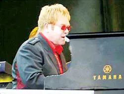 Sir Elton John chuyển sang hip-hop?